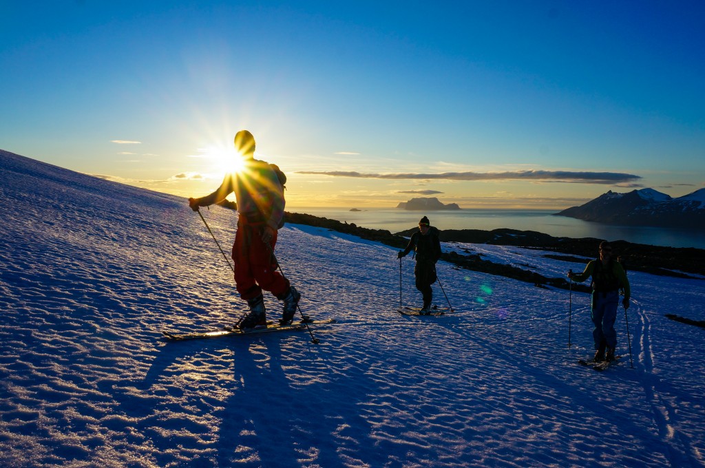 Midnight sun ski touring in the Lyngen alps. Russelvfjellet at the Northern tip is one of the midnight sun calssics of the lyngen alps. Photo: Jimmy Halvardsson
